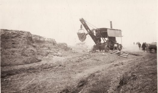 Austin Proctor steam shovel on Molonglo River bank obtaining filling for the Commonwealth Avenue bank