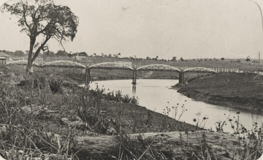 Queanbeyan Bridge, looking to Elmsall Inn, Trincolo Place