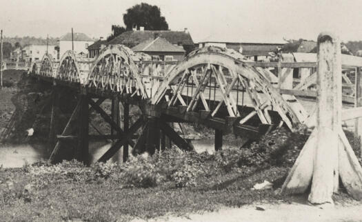 Side on view of Queens Bridge looking to Monaro Street.