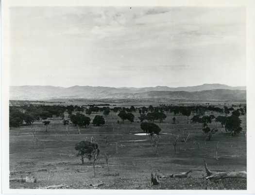 Unnamed view but the Freshford Hills and the Tidbinbilla mountains are visible.
